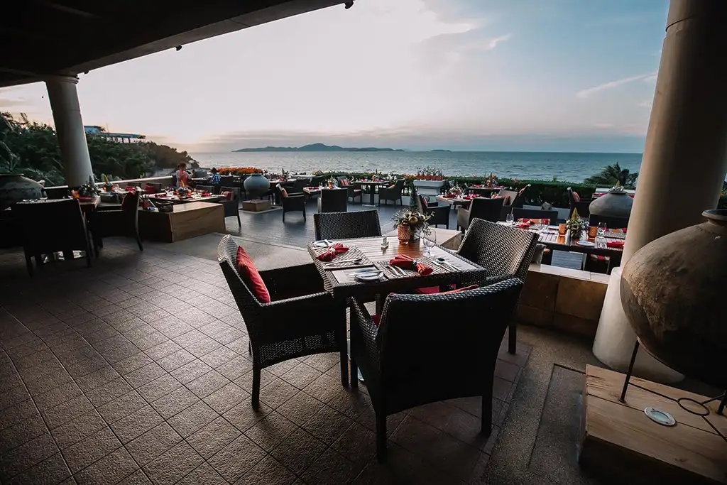 restaurant sea view